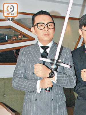 雷頌德手執激光劍，現場展示《星戰》系列腕錶，左邊三款乃雷頌德最新設計。