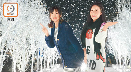趙哲妤（左）與筱靖欣賞雪景提早感受聖誕氣氛。