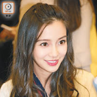 懷有六個多月身孕的Angelababy，依然面尖尖，令人羨慕。