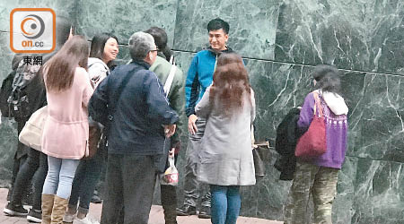 馬國明被一眾粉絲包圍，他有求必應逐一合照。