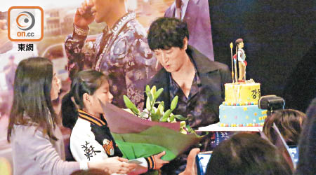 姜東元粉絲送上蛋糕預祝生日，表示感動又驚喜。