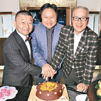 （左起）：王嘉恩、鄧鉅明、郭少明<br>三位壽星齊齊切蛋糕。