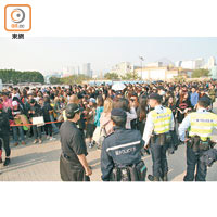 粉絲排隊入場時，情況一度混亂，要警員調停。