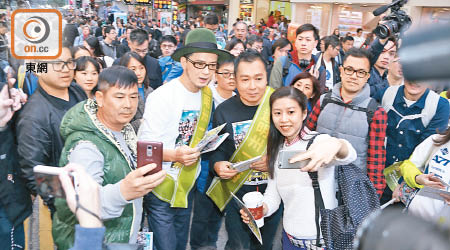 黃耀明與劉以達在鬧市宣傳大受歡迎。