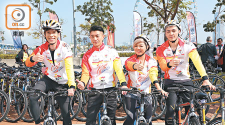 林奕匡（左起）、周國賢、鄧小巧及羅孝勇參加單車馬拉松。