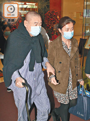 劉鑾雄日前身穿睡衣及戴上口罩，在甘比陪同下現身醫院。