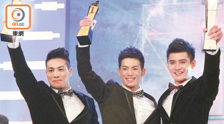 黃竣鋒（左）參加《ATV2012亞洲先生競選》（圖）入行。