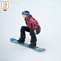 近日田蕊妮到北海道滑雪，放鬆一下心情。