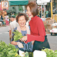 鄧佩儀化身街市妹，向菜檔老闆學嘢。