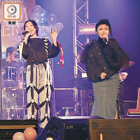 鍾舒漫（左）與妹妹鍾舒祺投入獻唱，當正自己開騷！