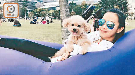 一有時間，楊愛瑾便帶愛犬到戶外曬太陽。