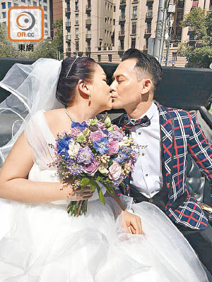 海俊傑與Effie新婚，拍攝婚照時深情一吻。