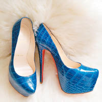 藍色全鱷魚皮高踭鞋極罕見，即使要5萬幾蚊，利嘉兒亦即時買下。