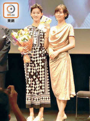 廖子妤（左）遠赴大阪領獎。