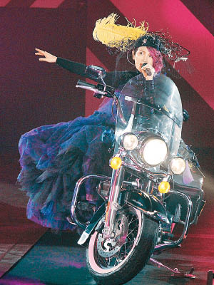魏如萱於高雄站演出時，坐在電單車上帥氣登場。
