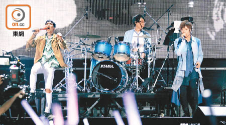 蕭敬騰（左）與五月天合唱後在台上大放笑彈。