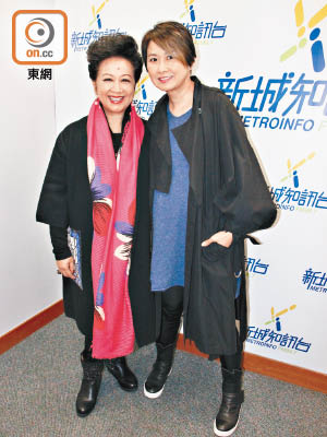 湯寶如（右）上薛家燕主持的電台節目宣傳新歌。
