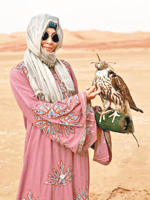 嘉玲以民族服裝包到冚示人，甚有中東美人Feel。