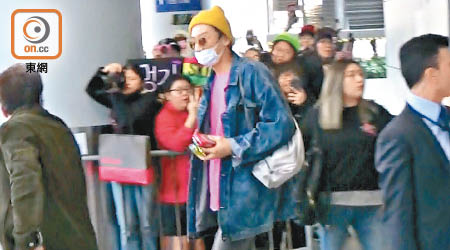 光洙戴上口罩抵達香港，獲眾多粉絲守候接機。