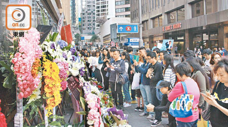 「哥迷」帶同花牌及鮮花悼念哥哥，形成花海。