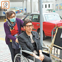 坐輪椅的羅孝勇，在母親陪同下向記者講述事發經過。