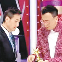 曾守明於鄭丹瑞手中奪得「TVB突警王」獎。