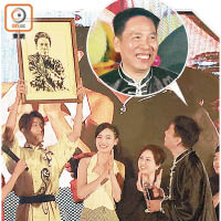 冼國林收到肖像油畫，開心不已。