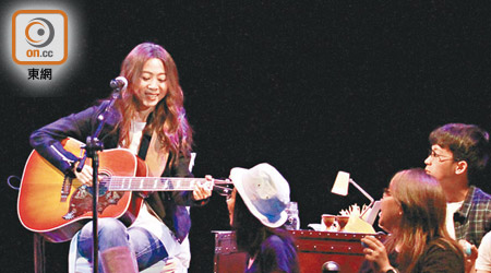 陳綺貞邀歌迷上台Jam歌。