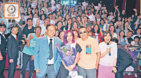 彭浩翔（右二起）、楊千嬅、吳思遠到戲院謝票。