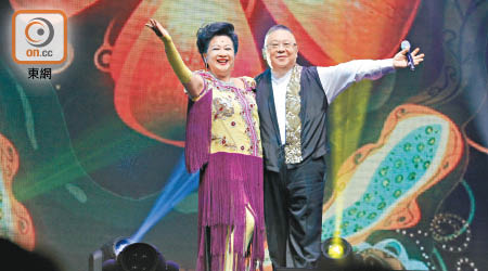 李居明與家燕姐共舞跳Cha Cha。