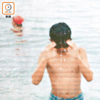孔劉公開其童年穿泳褲的照片。