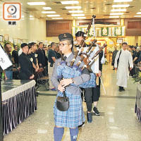 靈柩在香港航空青年團風笛手奏樂下推出靈堂。