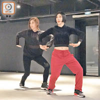黃智雯向韓國星級排舞師Lia（右）學舞，緊張又興奮。