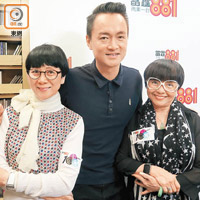 陳寶珠（左）與梅雪詩（右）接受電台主持梁泰來訪問。