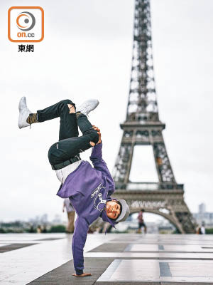 狄易達暢遊巴黎，在鐵塔前表演身手。