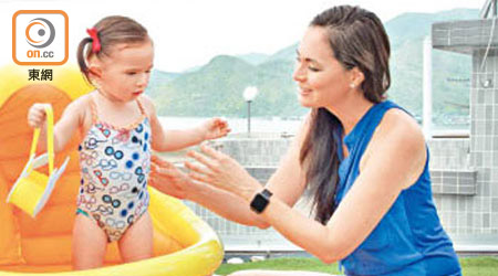 廿四孝媽咪Ana在天台放置水池，讓女兒玩水消暑。