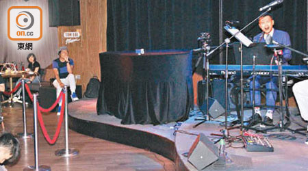 吳浩康開音樂會，女友在台下邊聽邊影相。