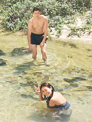江若琳穿上泳裝與半裸Oscar戲水，好Sweet！