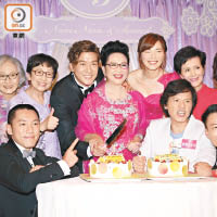薛家燕切蛋糕，笑言預演囝囝婚禮。