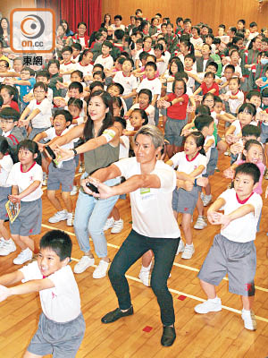 陳柏宇與黃浩琳跟小學生齊齊做體操。