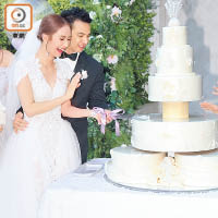 一對新人開心切結婚蛋糕。
