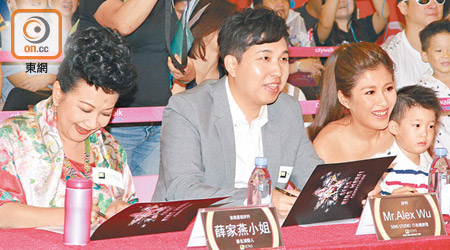 薛家燕（左起）與SENS Studio總經理Alex Wu、周家蔚任評判。