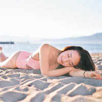 趴在沙灘上的陳瀅化身睡美人。