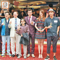 譚耀文（右起）、吳千語、黃百鳴及泰迪羅賓等出席戲院開幕。