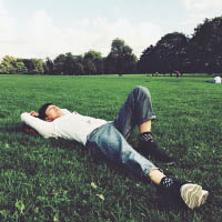 蕭正楠攤在草地上瞓晏覺，相當Relax。