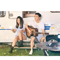 鍾鎮濤與囡囡早前為合唱歌《閃閃星辰》拍MV。