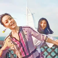 祖兒（前）與蔡卓妍在杜拜拍了一段搞笑跳舞片。