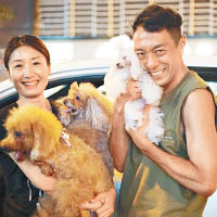 姜皓文的太太金慧英帶三隻愛犬到現場打氣。