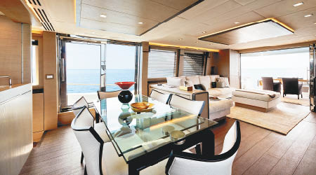 遊艇上的家具現代感十足，極具氣派。