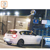 劉佩玥揸車返回寓所，伸手出車窗向管理員示意開閘。